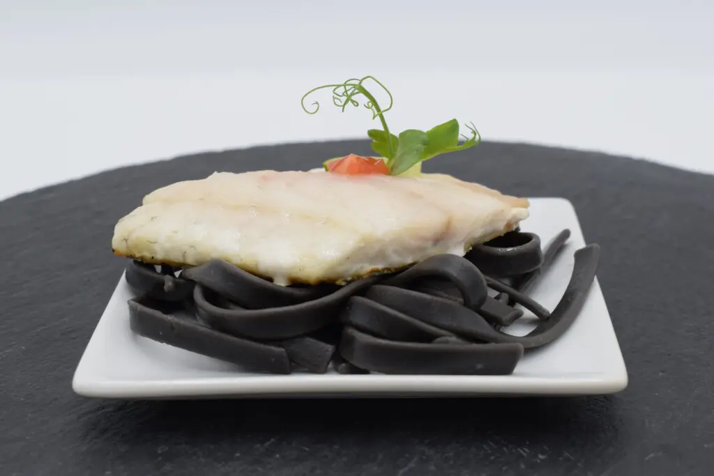 Buffet mange debout filet de bar et tagliatelles à l'encre de seiche du traiteur Goodee SQY