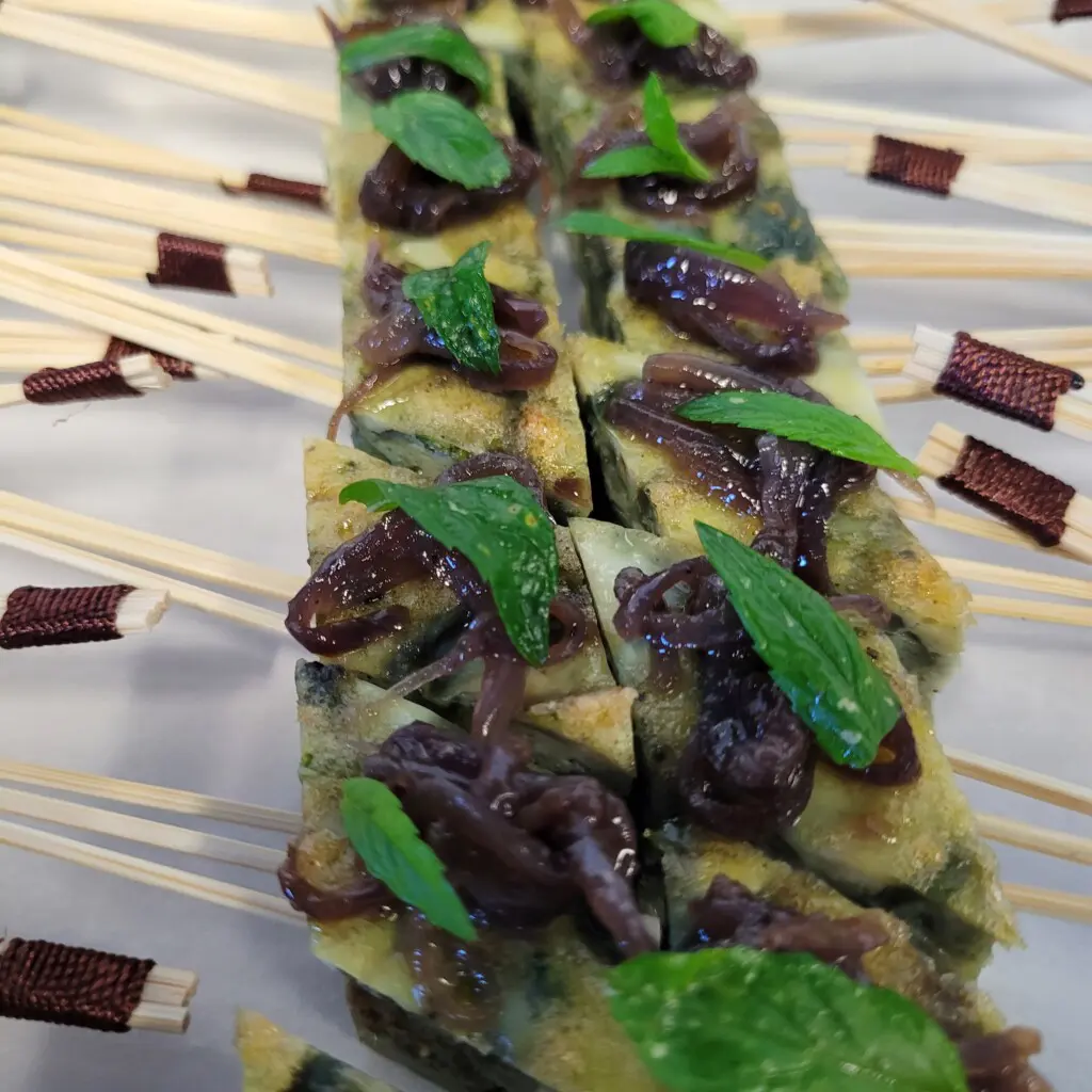 Mini fritattas oignons rouges et herbes fraîches pour vos cocktails dînatoires par le traiteur Goodee SQY