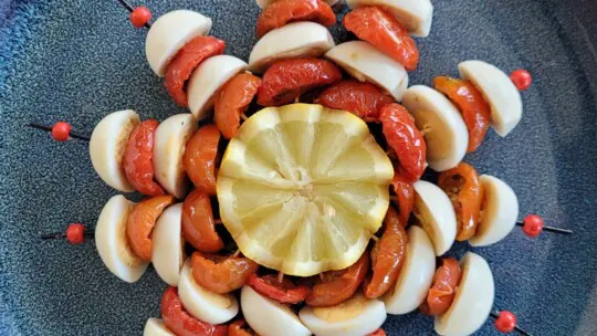 Mini brochette cocktail tomate cerise marinée et oeuf de caille