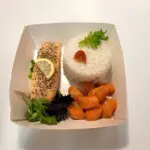 Dos de saumon rôti, riz blanc et carottes étuvées