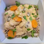 Emincé de poulet à la crème de moutarde aux deux riz, carottes et champignons de Paris