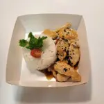 Emincé de poulet sauce soja sésme, riz blanc